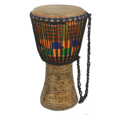 Holz-Djembe-Trommel, 'Zeit für Spaß - Handgefertigte afrikanische Djembe-Trommel mit Intarsien und Kente-Stoff