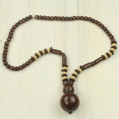 Holzperlen-Halskette, „Joy Ride“ – Fair-Trade-Halskette aus westafrikanischen Holzperlen