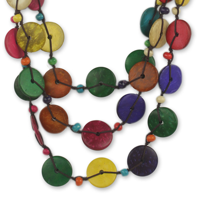 Perlenkette aus Kokosnussschalen, 'Easy Living - Bunte Halskette aus Kokosnussmuschelperlen in Handarbeit