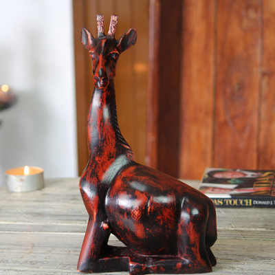 Holzskulptur - Afrikanische handgeschnitzte kniende Giraffenskulptur aus Holz