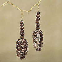 Pendientes colgantes con cuentas, 'Ayeyi' - Pendientes colgantes con cuentas con estampado de leopardo hechos a mano en Ghana