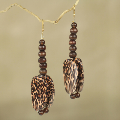Pendientes colgantes con cuentas, 'Ayeyi' - Pendientes colgantes con cuentas con estampado de leopardo hechos a mano en Ghana