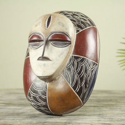 Maske aus ivorischem Holz - Handgeschnitzte und bemalte Kunstmaske aus Holz im ivorischen Stil