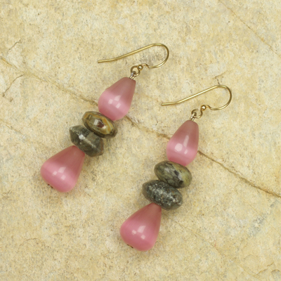 Perlen-Baumohrringe, 'Odefo - Fair gehandelte afrikanische Perlenohrringe mit rosa Katzenaugen
