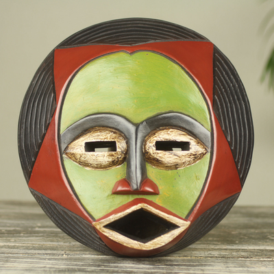Afrikanische Holzmaske, 'Kekeli' - Original handgeschnitzte afrikanische Holzmaske mit Sternmotiv