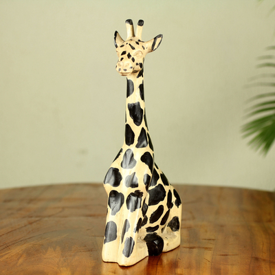 Escultura de madera - Escultura de jirafa de madera tallada y pintada a mano de Ghana