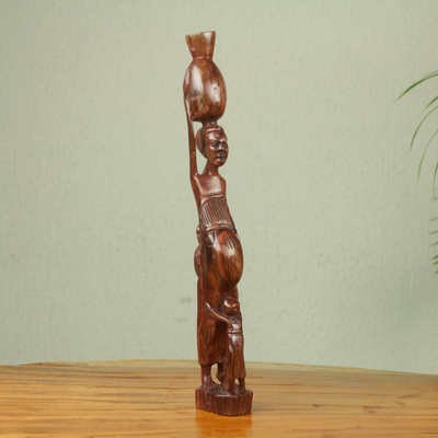 Holzskulptur – Handgeschnitzte afrikanische Holzskulptur mit Familienthema