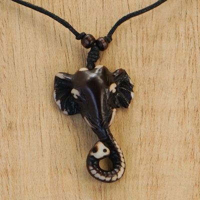 Halskette mit Knochenanhänger, „Osunu“ – Schwarzer Elefanten-Batik-Anhänger an verstellbarer schwarzer Halskette
