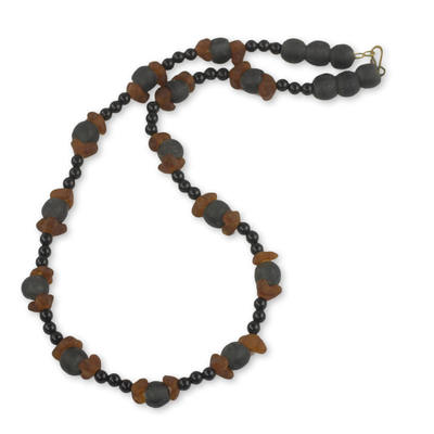 Halskette aus recycelten Glasperlen, „Akan Akoma“ – handgefertigte, umweltfreundliche afrikanische Perlenkette