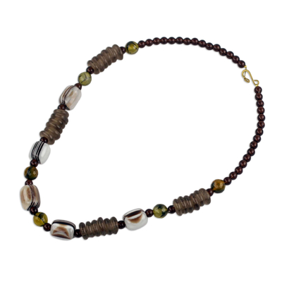 Perlenohrringe, „Xose in Beige“ – afrikanische Halskette, handgefertigt aus recycelten Perlen