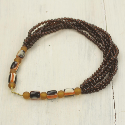Collar de cuentas de vidrio reciclado - Collar ecológico artesanal africano marrón y amarillo