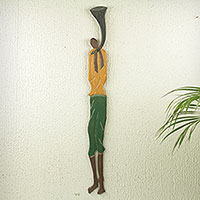 Afrikanische Holzwandskulptur, „Palace Horn Blower“ – Bunte Holzwandskulptur eines afrikanischen Hornbläsers