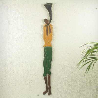 Wandskulptur aus afrikanischem Holz - Bunte Holzwandskulptur eines afrikanischen Hornbläsers