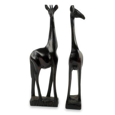 Skulpturen aus Teakholz, (Paar) - Zwei handgeschnitzte afrikanische Giraffenskulpturen aus Teakholz