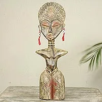 Holzskulptur „Detugbi“ – Ewe Tribe Woman Afrikanische Holzskulptur mit Aluminium