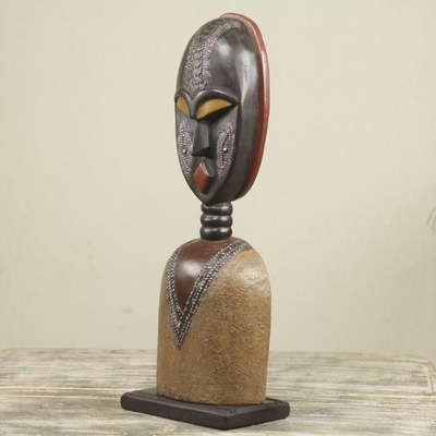 Holzskulptur „Togbe“ – Holzskulptur eines afrikanischen Stammeshäuptlings mit Aluminiumakzenten