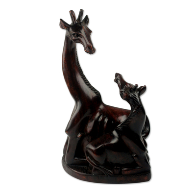 Escultura de madera, 'Madre Jirafa' - Escultura de jirafa de madera africana tallada a mano