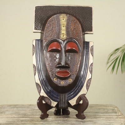 Maske und Ständer aus afrikanischem Holz - Authentische afrikanische Maske und Ständer aus Ghana