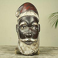 Máscara de madera africana, 'Papá Noel ghanés' - Máscara africana de Papá Noel única tallada a mano artesanal