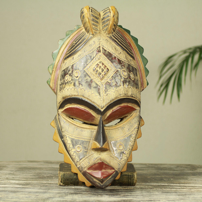 Afrikanische Holzmaske – Strukturierte, handwerklich gefertigte rustikale afrikanische Maske