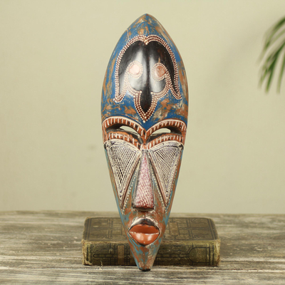 Afrikanische Holzmaske, „Agbemor“ – handgefertigte afrikanische Wandmaske in Antikblau