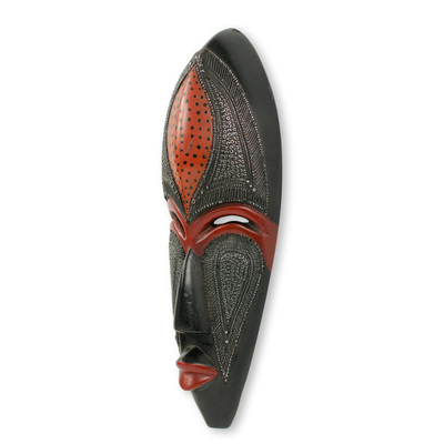 Afrikanische Holzmaske, „Dzekpi“ – Afrikanische Schönheitswandmaske aus geprägtem Aluminium auf Holz