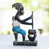Holzskulptur „Bright Maame“ – afrikanische Skulptur Frau und Kind beim Kochen, handgeschnitztes Holz