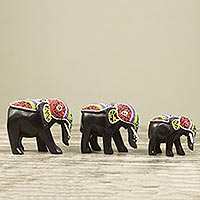 Holzskulpturen, „Bunte afrikanische Elefanten“ (3er-Set) - Handgeschnitzte Elefantenskulpturen aus Perlenholz (3er-Set)