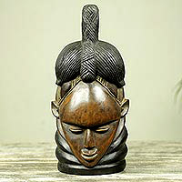 Afrikanische Holzmaske, 'Mende' - Von Hand gefertigte afrikanische Holzmaske im Mende-Stil