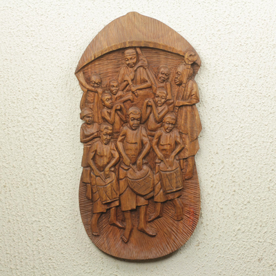 Reliefplatte aus Teakholz - Traditionelle ghanaische Festivalszene aus handgeschnitztem Teakholz