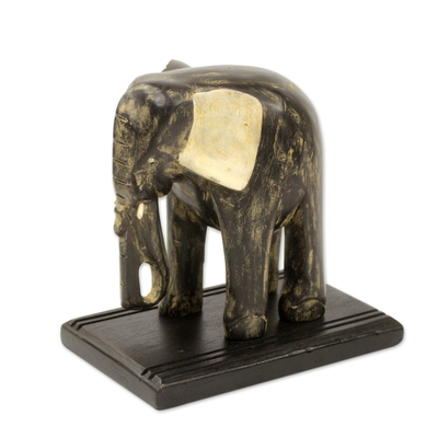 Holzskulptur „Akan-Elefant“ - Verwitterte schwarze Elefantenholzskulptur aus Ghana