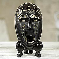 Afrikanische Holzmaske, „Hola“ – handgeschnitzte lächelnde Maske aus afrikanischem Holz mit Ständer