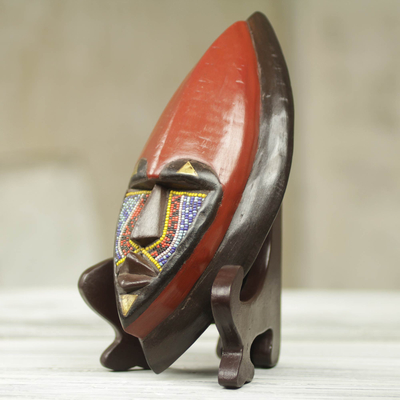 Afrikanische Holzmaske mit Perlen, „Ntoboase I“ – Von Hand geschnitzte afrikanische Holzmaske mit bunten Perlen