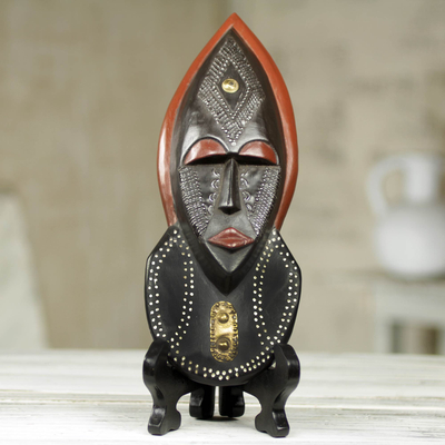Afrikanische Perlen-Holzmaske, „Ntoboase III“ – Afrikanische Patience-Holzmaske mit Ständer, handgefertigt