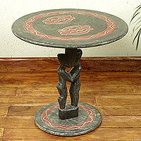 Mesa decorativa de madera, 'Lovers' - Mesa decorativa de madera única tallada a mano en Ghana