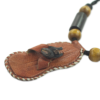 Halskette mit Anhänger aus Leder, Bambus und Holz - Handgefertigte Halskette mit Lederanhänger und Perlenakzenten