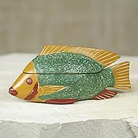 Caja de madera, 'Green Ga Fish' - Caja de madera decorativa con tema de pez tallado a mano de Ghana