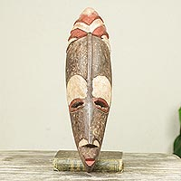 Máscara de madera africana - Auténtica máscara africana tallada a mano en tono tierra.