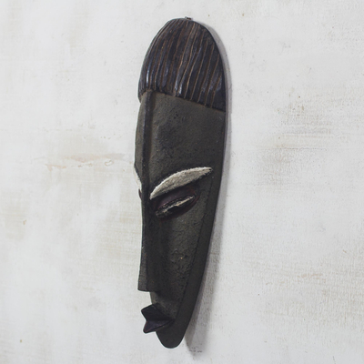 Afrikanische Holzmaske, „Norvienyo“ – von Hand gestaltete afrikanische dekorative Wandmaske