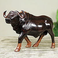 Escultura de madera de ébano, 'Buffalo' - Escultura única de Cape Buffalo tallada en madera de ébano