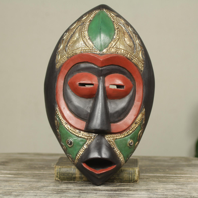 Afrikanische Holzmaske - Kunsthandwerklich gefertigte afrikanische Maske mit mehrfarbiger Messingverzierung