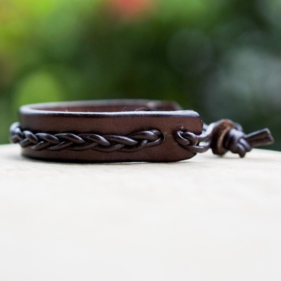 Men's leather bracelet, 'Simple Twist in Brown' - Handmade Men's Leather Bracelet with Braided Accent
