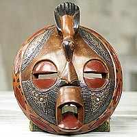 Máscara africana de madera, 'Pájaro de la felicidad' - Máscara circular de África Occidental hecha a mano y pintada a mano
