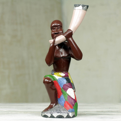 Holzskulptur, „Okayi und seine Trompete“. - Handgeschnitzte afrikanische Holzskulptur aus Ghana