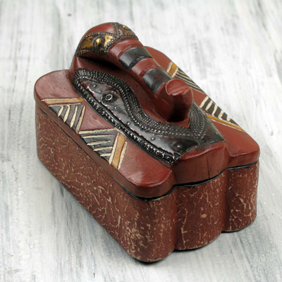 Schmuckkästchen aus Holz, 'Elefantenwächter'. - Handwerklich geschnitzte Schmuckschatulle mit Elefantendeckel aus Ghana