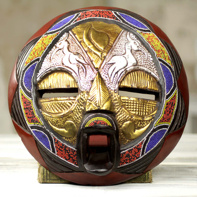 Máscara de madera africana con cuentas - Máscara de pared africana repujada de latón y cuentas con motivos de animales