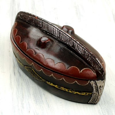 Schmuckkästchen aus Holz, 'River Boat - Ghanaische handgeschnitzte, stiefelförmige Schmuckschatulle mit Repousse
