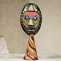 Afrikanische Holzmaske, 'Sumsu' - Westafrikanische Holzmaske mit Messing und recycelten Glasperlen