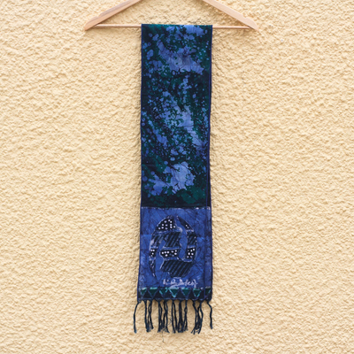 Batikschal aus Baumwolle - Handgefertigter signierter blauer Batik-Adinkra-Schal aus Ghana