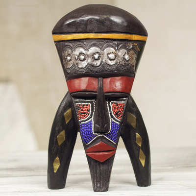 Afrikanische Holzmaske mit Perlen - Kunsthandwerklich gefertigte einzigartige afrikanische Maske zur Wanddekoration